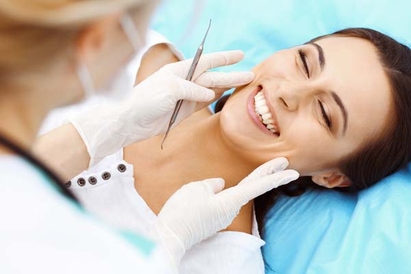Ask A Cosmetic Dentist: Should I Choose Dental Bonding Or Veneers?
